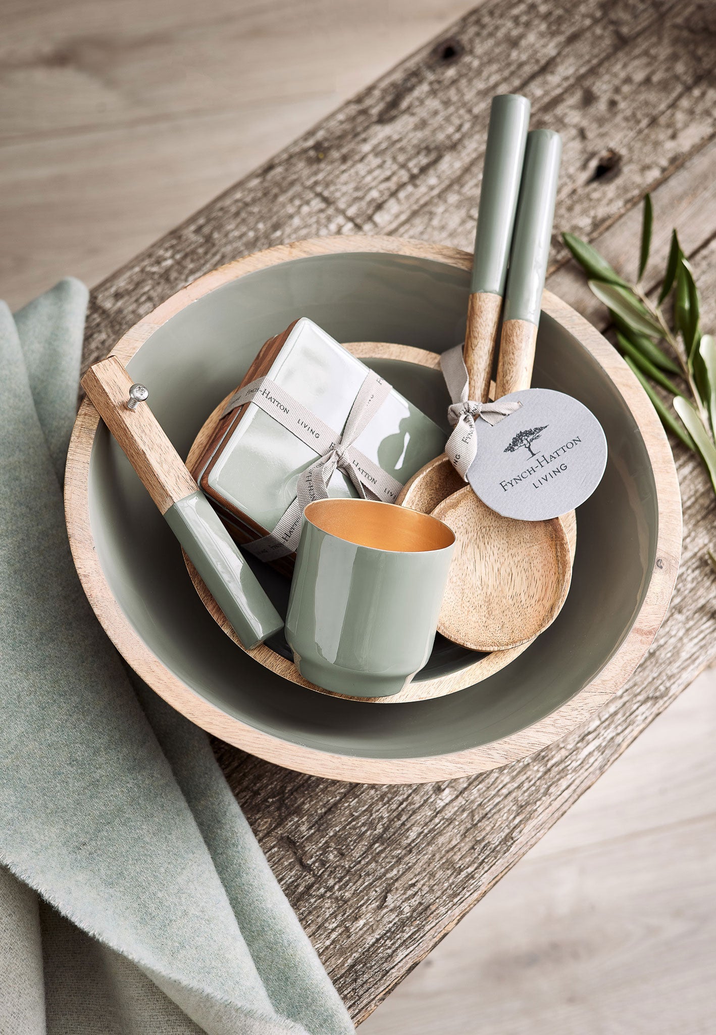 CWI Gifts 8" Enamel Spa Bowl Set - White With Distressed Black Edge, 2-Pack