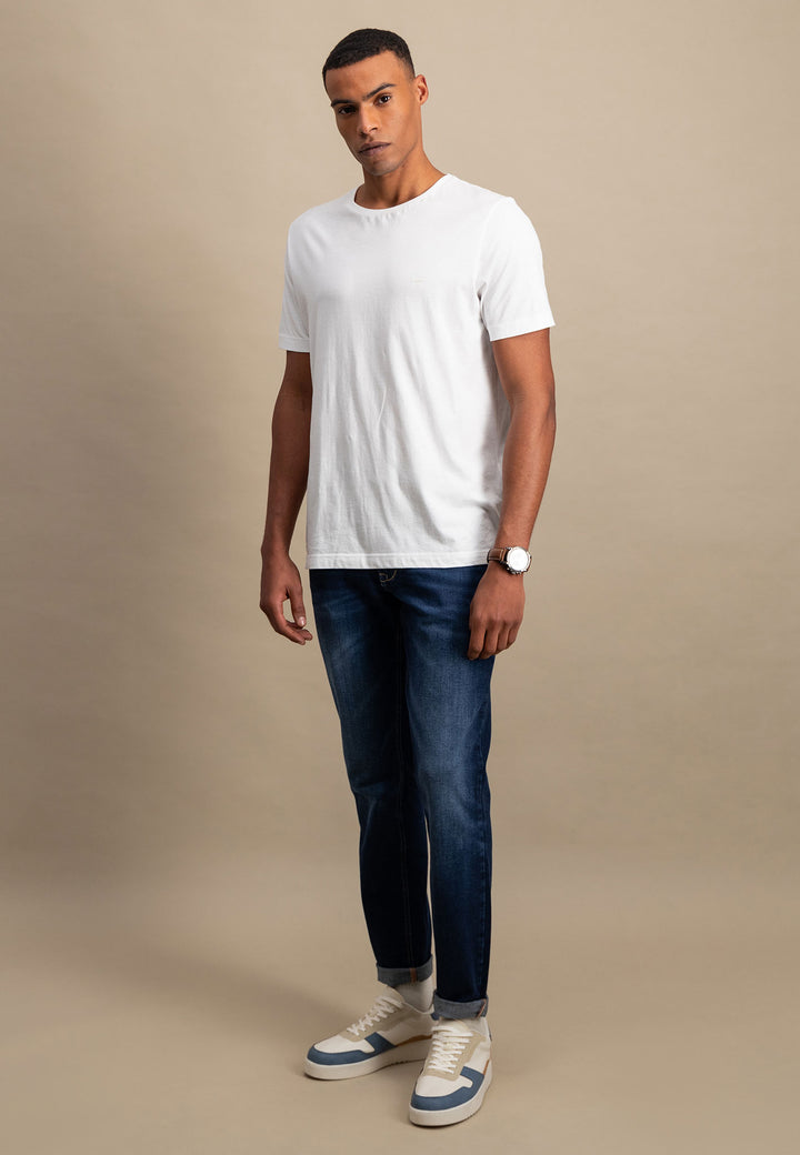 Basic T-shirt with a round neckline